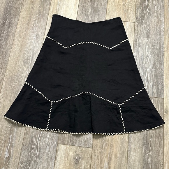 🛍️ Fashionista gorgeous skirt size 2 black with gold color accented. - Picture 2 of 8